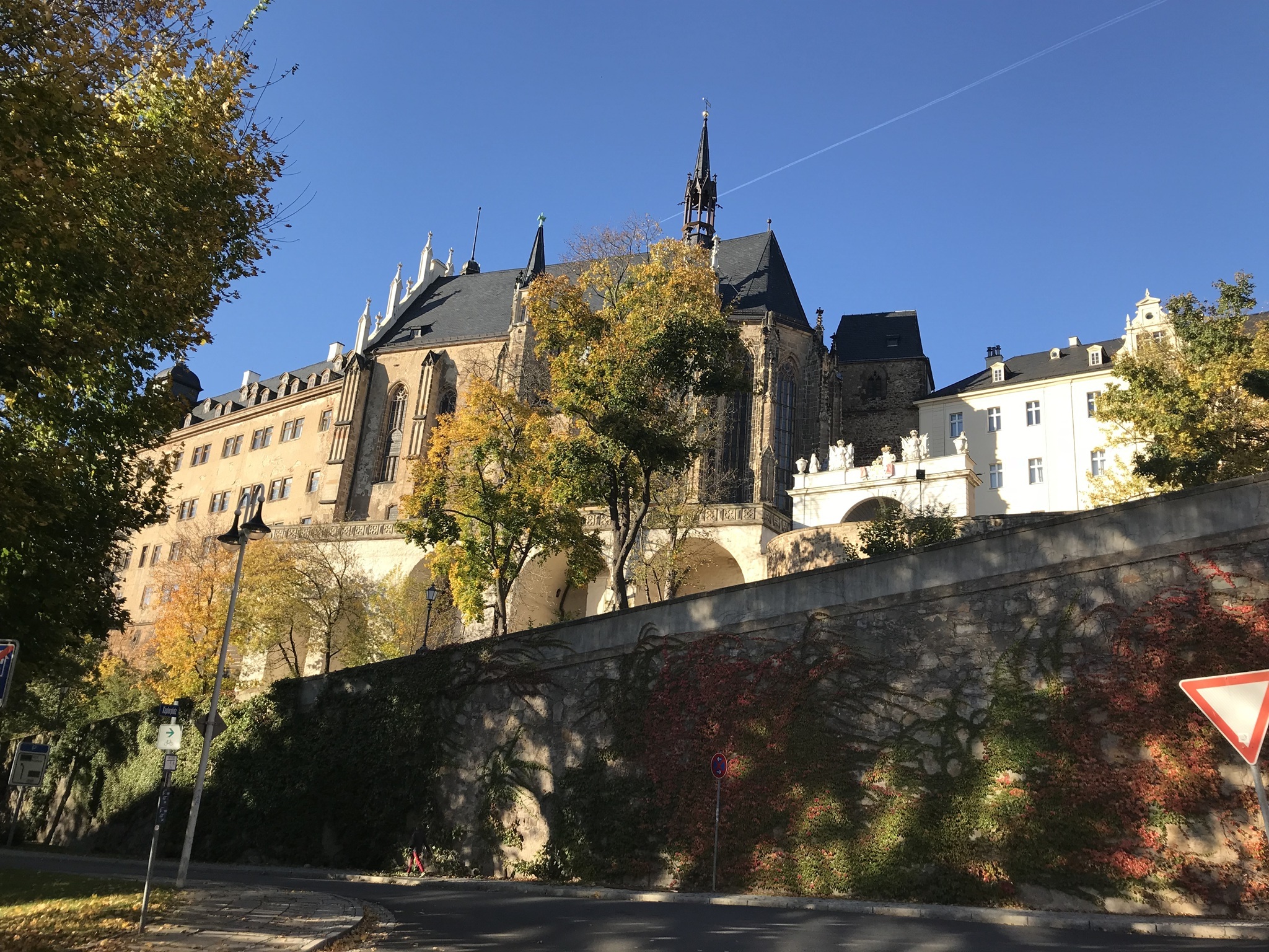 Schloss Altenburg seitliche Ansicht mit Auffahrt – Umgebung und Alternative zum Hotel
