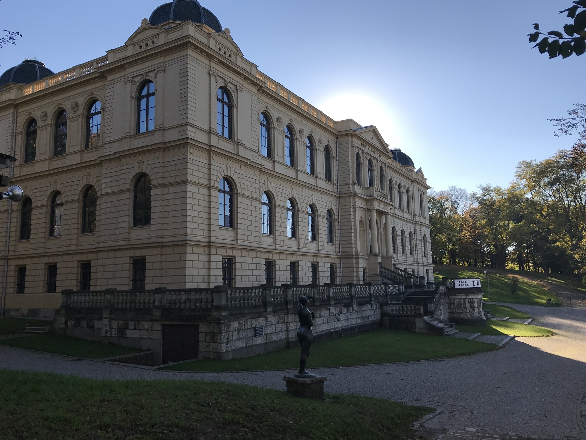 Seitliche Ansicht Lindenaumuseum Altenburg – Umgebung und Alternative zum Hotel